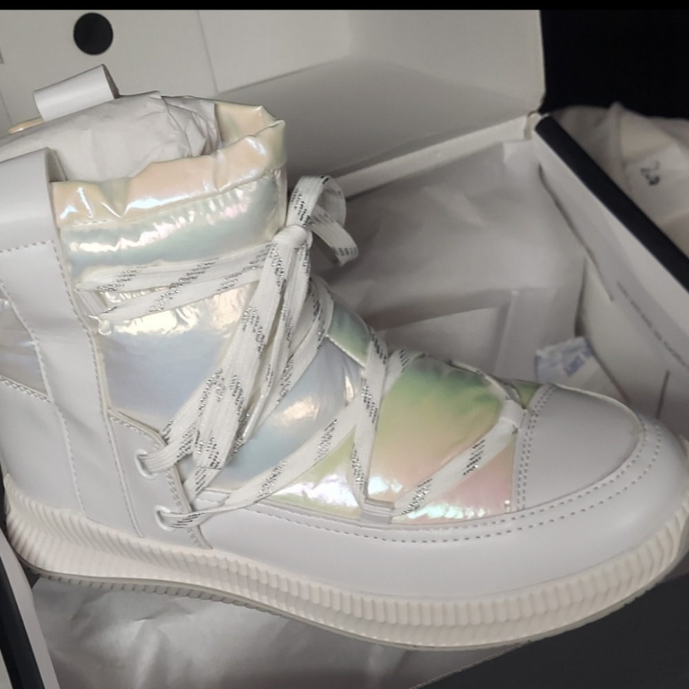 Nine west cozy sneaker boot waterproof xgrip bottom beautiful changing colors!